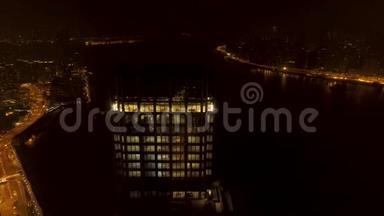 夜晚摩天大楼的俯视图。 库存。 城市里夜晚孤独的摩天大楼